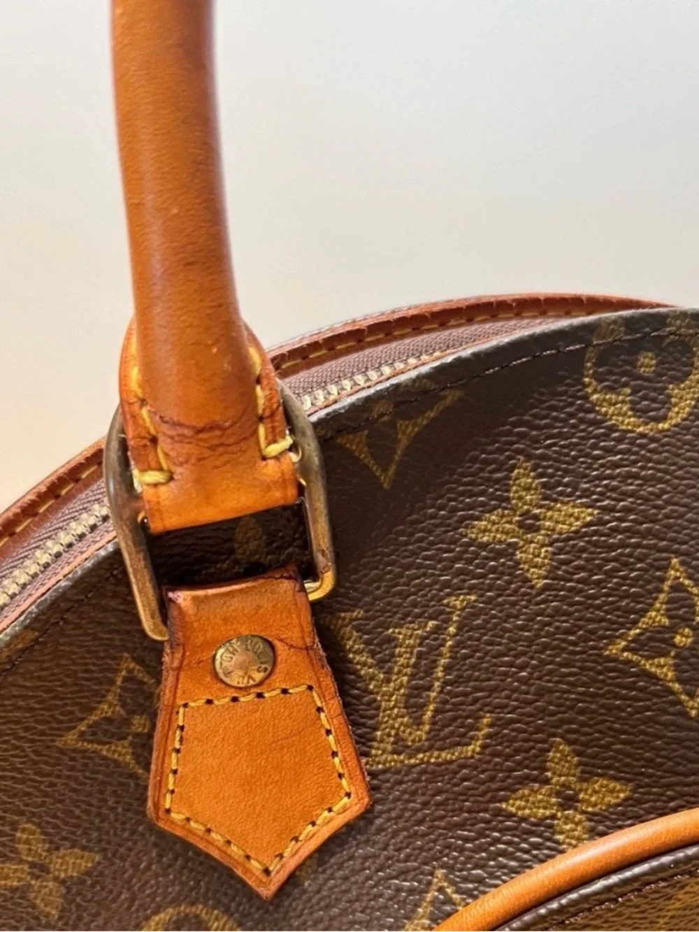 Louis Vuitton Ellipse PM M10040 Timeless design in good vintage condition.